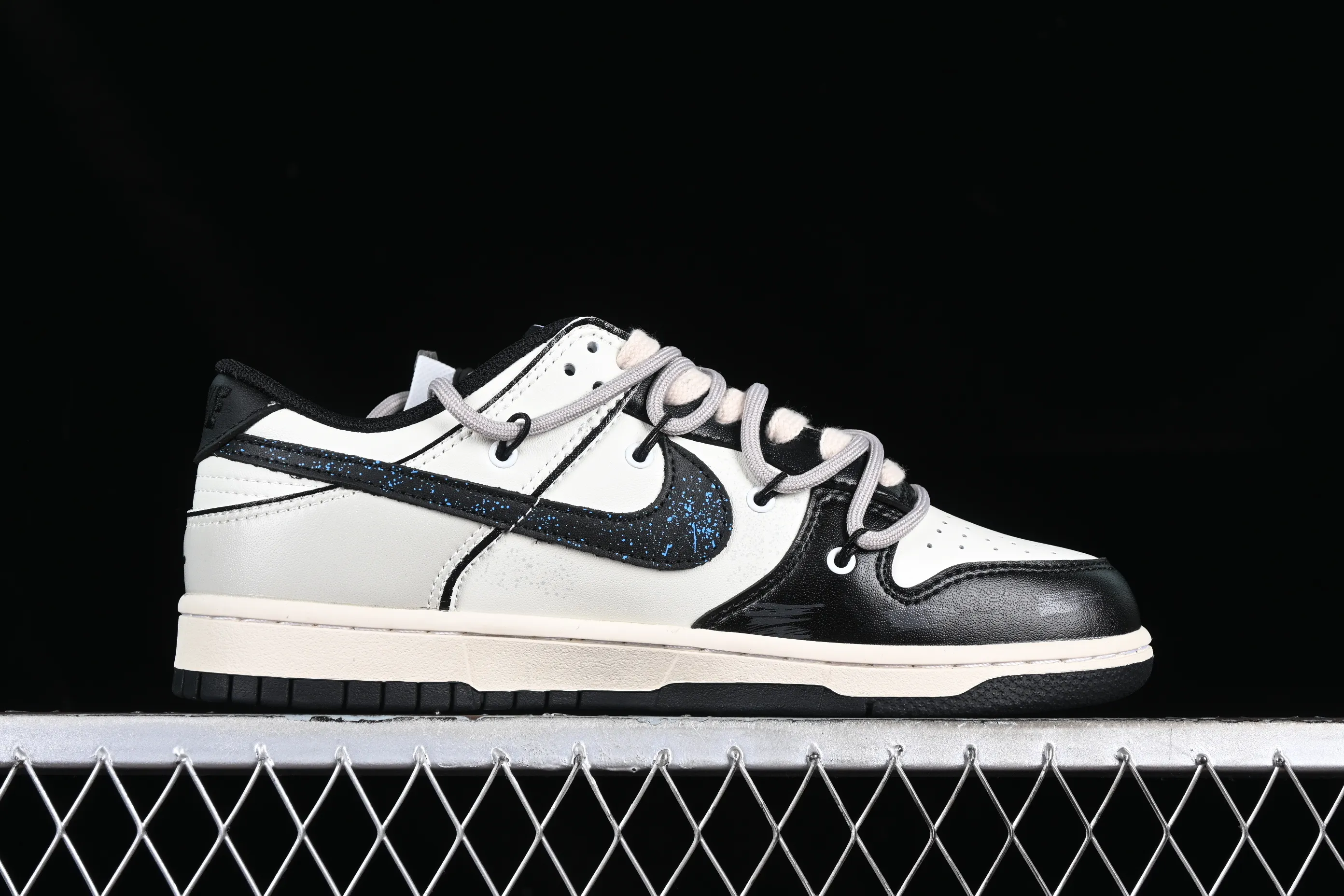 All Categories Nk SB Dunk Series Nk SB Dunk Low Low-top sneakers Nk Dunk Low Retro Panda Prank Space Exploration Star Trek Customized version of deconstructed straps retro distressed Panda low-top sneakers DD1391-100
